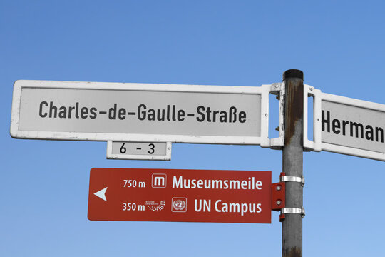 Stra&szlig;enschild, Charles-de-Gauelle-Stra&szlig;e, Hermann-Ehlers-Stra&szlig;e, Museumsmeile, Un Campus in Bonn.