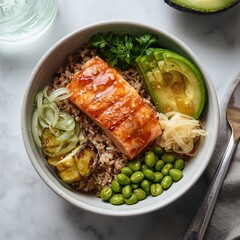 Bowl saludable con salmón a la plancha, aguacate y verduras frescas