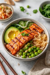 Bowl de salmón con aguacate, arroz y verduras estilo asiático