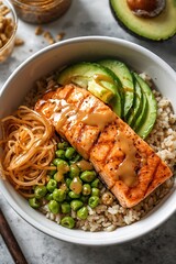 Bowl saludable con salmón a la plancha, arroz y verduras frescas