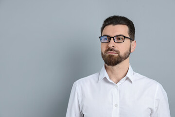 Obraz premium Portrait of handsome man on light grey background, space for text
