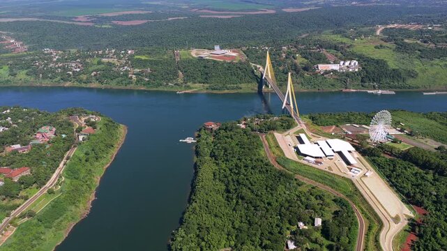 Aerial drone pan reveals Ponte da Integra&ccedil;&atilde;o bridge linking Brazil, Paraguay over Paran&aacute; River.