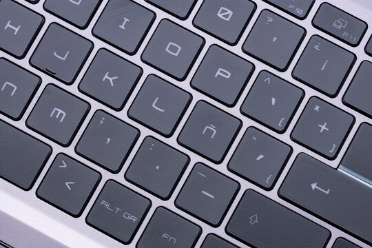 Detail of a modern gray chiclet-style keyboard with Spanish characters.