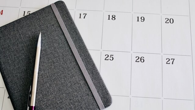ビジネスイメージ　ノートとカレンダー　シフト調整