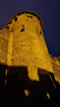 La tour Wisigothe de la cit&eacute; de Carcassonne vue depuis les doubles remparts au cr&eacute;puscule