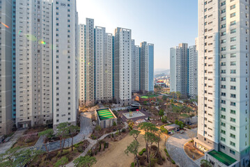 넒은 정원이 보이는 고층 아파트의 아침 풍경, 충청북도 청주시에 위치 © Beautiful Korea