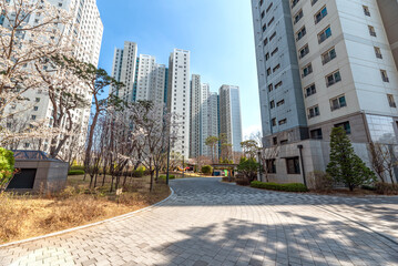 벚꽃이 피어있는 고층아파트의 풍경, 충청북도 청주시에 위치 © Beautiful Korea