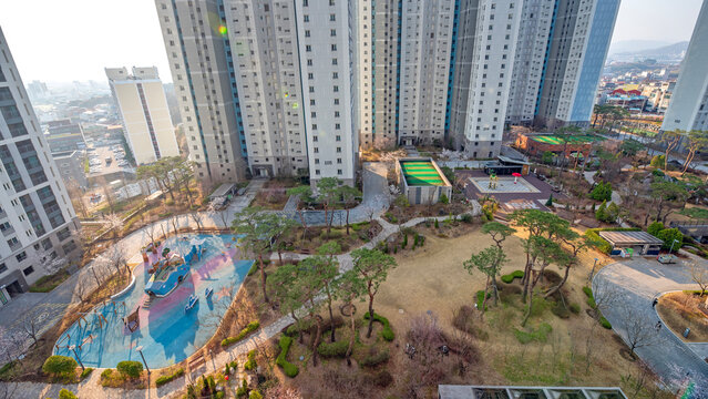 넒은 정원이 보이는 고층 아파트의 아침 풍경(공중뷰), 충청북도 청주시에 위치-Aerial Morning View of a High-Rise Apartment Overlooking a Wide Garden, Cheongju, Chungcheongbuk-do, South Korea