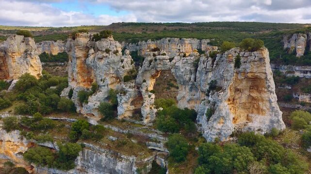 Vista a&eacute;rea cinematogr&aacute;fica de las formaciones rocosas del Ca&ntilde;&oacute;n del Ebro en el norte de Espa&ntilde;a