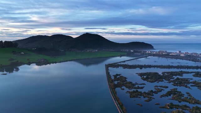Vista a&eacute;rea cinematogr&aacute;fica de la bah&iacute;a de Santo&ntilde;a y las salinas al atardecer en el norte de Espa&ntilde;a