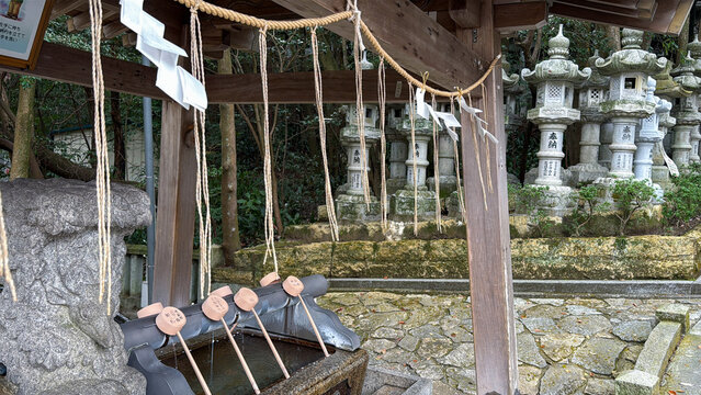 神社の手水舎と石灯籠