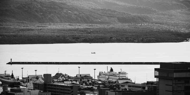 白い海と小さい船