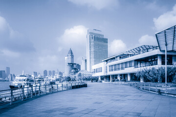Fototapeta premium Modern Urban Waterfront with Skyscrapers and Clear Sky