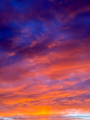 Fototapeta premium Dramatic Colorful Sunset Sky with Vibrant Cloudscape Background
