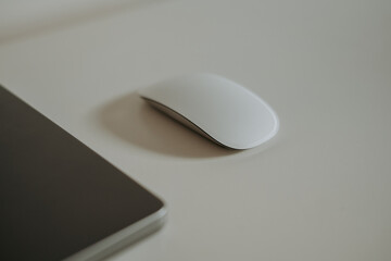 Souris d'ordinateur blanche sur bureau minimaliste avec espace pour texte © Alexandre