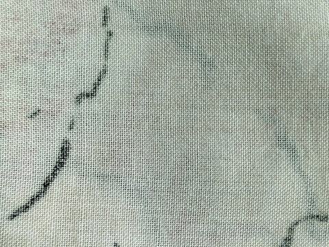 Textura de tela de algod&oacute;n blanca con estampado de l&iacute;neas negras abstractas y manchas sutiles
