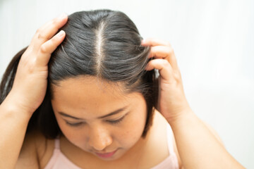 Naklejka premium Asian women have problems with itchy scalp and dandruff.