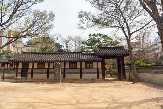 운현궁의 노안당 서행각-동행각, 남행가, 북행각도 있다. 운현궁은 사적257호로 지정되어있다