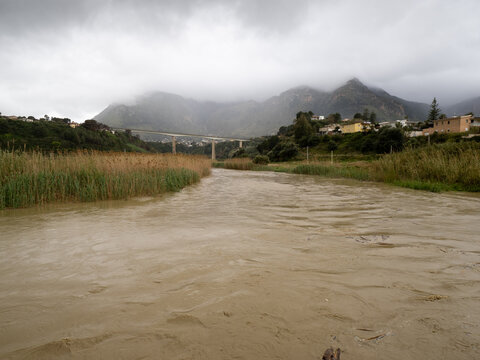 Fiume San Bartolomeo in piena dopo forti piogge a Castellammare del Golfo, Sicilia