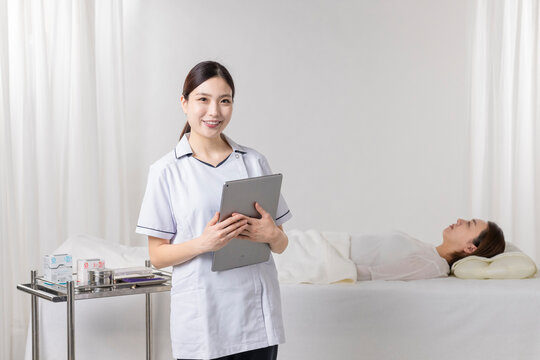 整体鍼灸師から問診される患者