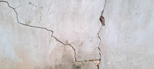 Obraz premium Old vintage crack wall texture background. Crack in concrete wall 