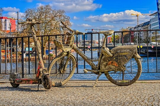 Aus der Spree gefischt (Fahrrad und E-Roller, die offensichtlich in die Spree geworfen  und wieder herausgeholt wurden)