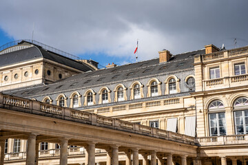 Obraz premium Perspective view of the neoclassical colonnade lining the cour d'honneur of the Palais Royal, an architectural ensemble of elegance and symmetry at the heart of a historic royal residence and cultural