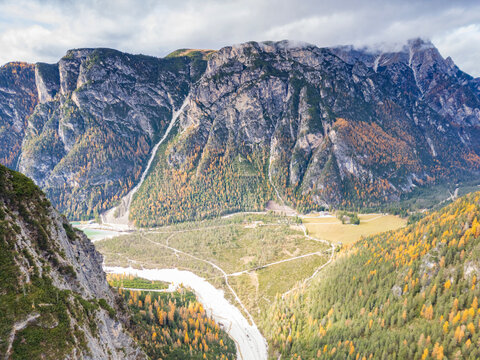 Vista aerea  di vari sentieri montani con le tre cime di Lavaredo.
In Trentino alto Adige. Montagna delle dolomiti.