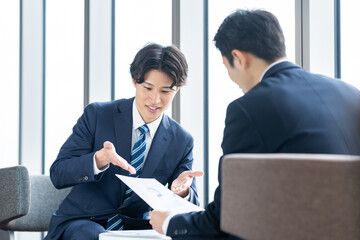 取引先に営業する若いビジネスマン　撮影協力：学校法人電波学園　東京電子専門学校 © pain au chocolat
