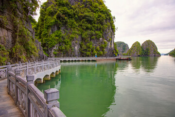 Fototapeta premium Gate of Hang Sung Sot Cave or Surprise Cave in Ha long bay, Vietnam.