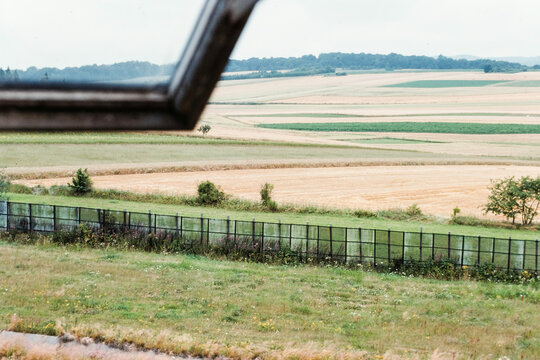 Blick durch das Fenster eines Wachturms an der innerdeutschen Grenze in der N&auml;he von Nordhausen, 1990, Deutschland