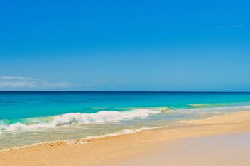 Fototapeta premium Boa Vista, Cabo Verde África: - 22 de marzo de 2026: Praia Lacacao in Boa Vista, Capo Verde is a stunning beach with crystal clear waters and white sand. This was on a hot sunny afternoon. This is a 