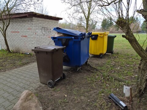 Śmietnik z dużą ilością wyrzuconych rzeczy z domu. Odpadki.