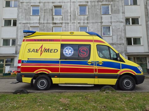Ambulans medyczny z kACJĄ RATUNKOWĄ NA OSIEDLU