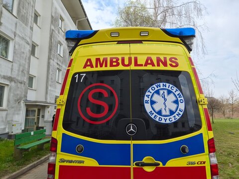 Ambulans medyczny z kACJĄ RATUNKOWĄ NA OSIEDLU