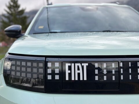 Face avant d'une Fiat Panda &eacute;lectrique