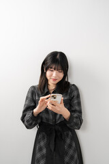 Fototapeta premium スマートフォンを使う女性