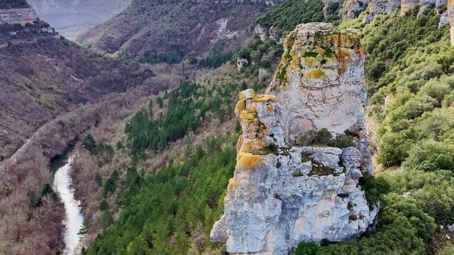Vista a&eacute;rea cinematogr&aacute;fica de las formaciones rocosas del Ca&ntilde;&oacute;n del Ebro en el norte de Espa&ntilde;a
