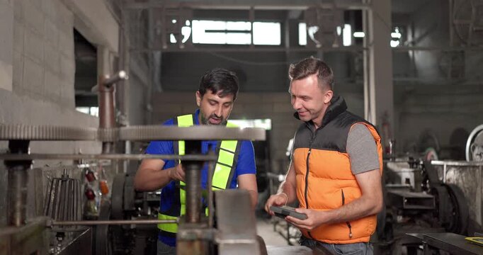 Industrial buyer inspects machinery, closes a purchase deal, and receives maintenance guidance from an engineer in a metal workshop, showing consultation, training, and aftersale support.
