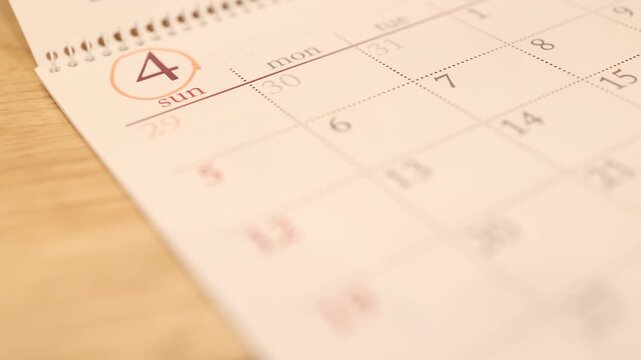 カレンダーに赤丸をつける手元・4月のスケジュール管理