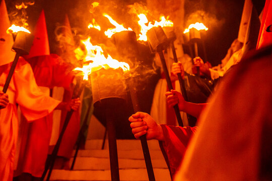 Detalhe das m&atilde;os de v&aacute;rios farricocos segurando uma tocha. Festa folcl&oacute;rica chamada Prociss&atilde;o do Fogar&eacute;u. T&iacute;pica na Cidade de Goi&aacute;s no Brasil.