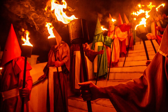 Detalhe da m&atilde;o de um farricoco segurando uma tocha com fogo e outros farricocos ao fundo. Festa folcl&oacute;rica chamada Prociss&atilde;o do Fogar&eacute;u. T&iacute;pica na Cidade de Goi&aacute;s no Brasil.