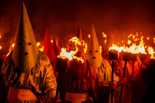 Grupo de farricocos segurando uma tocha de fogo. Foto feita durante a festa folcl&oacute;rica chamada Prociss&atilde;o do Fogar&eacute;u. T&iacute;pica na Cidade de Goi&aacute;s no Brasil.