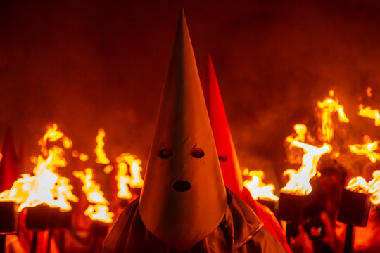Close up em um farricoco de frente, em primeiro plano e outros em filas ao fundo. Foto feita durante a festa folcl&oacute;rica chamada Prociss&atilde;o do Fogar&eacute;u. T&iacute;pica na Cidade de Goi&aacute;s no Brasil.