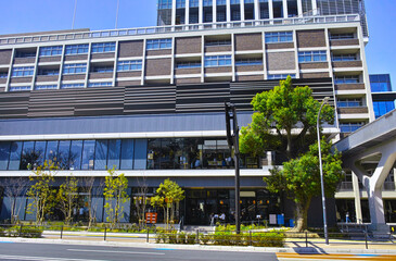 春の関内駅南口前、2026年3月に新しくオープンした商業施設と高層ビルの景観  © 7maru