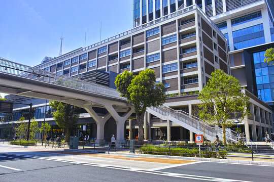春の関内駅南口前、2026年3月に新しくオープンした商業施設と高層ビルと横浜スタジアムと連絡する歩道橋の景観
