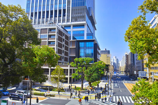 春の関内駅南口前、2026年3月に新しくオープンした商業施設と高層ビルと交差点の景観
