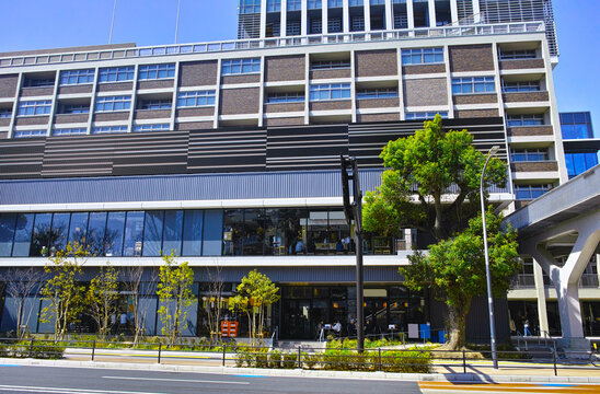 春の関内駅南口前、2026年3月に新しくオープンした商業施設と高層ビルの景観
