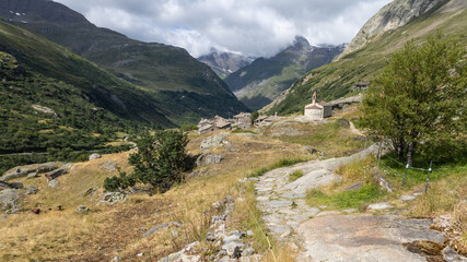 Fototapeta premium La chapelle Ste Marguerite du hameau de l'Ecot à Bonneval-sur-Arc dans les alpes en Haute Tarentaise en été