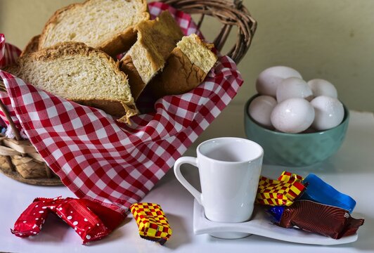 P&atilde;o &eacute; um alimento obtido pelo cozimento de uma massa alimentar de consist&ecirc;ncia el&aacute;stica, elaborada basicamente com farinha de cereal, &aacute;gua, sal/a&ccedil;&uacute;car